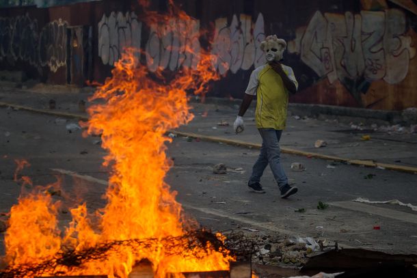 Las calles de Venezuela están envueltas en llamas