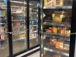 Un supermercado en California encadena las heladeras por los robos y el video es viral