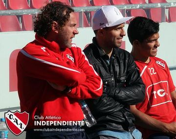 ¿Amuleto del ascenso? El Kun Agüero visitó la práctica de Independiente