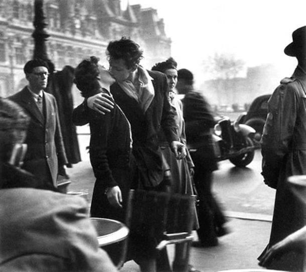 El-beso-en-la-place-de-ho-g