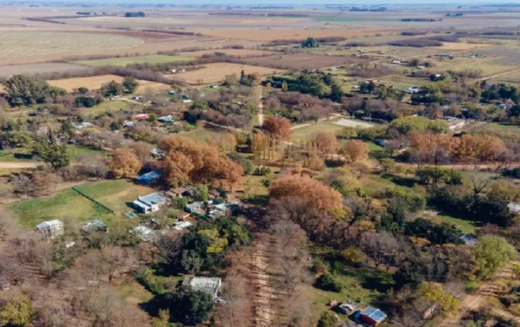 El pueblito con pocos habitantes y está a pocas horas de la ciudad.