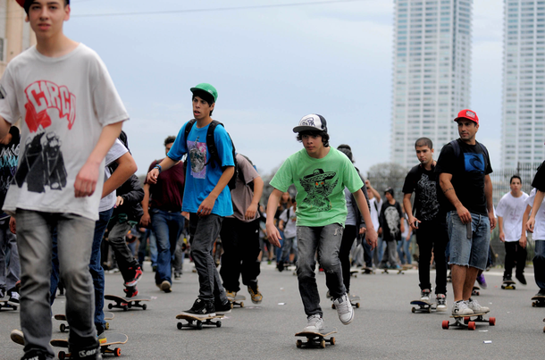 Protestan por una medida antipatinetas en Córdoba