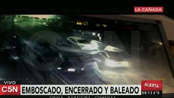 lo encierran con dos autos para robarle, pero logra escapar lo encierran con dos autos para robarle, pero logra escapar