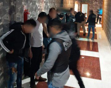 Desarticularon una fiesta clandestina con más de 100 personas en Flores