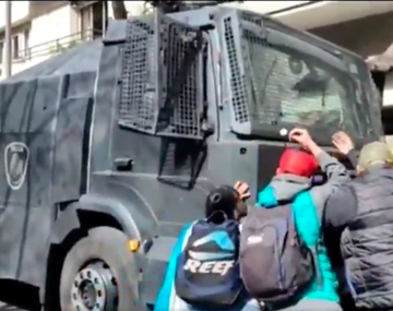 Así echaron los manifestantes al camión hidrante de la Policía