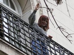 Después del operativo de la policía, sigue la vigilia: ¿cómo quedó la esquina de Cristina Kirchner?