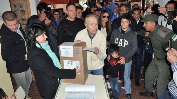 Menem se postuló para un nuevo mandato como senador y la Corte debe decidir su legalidad