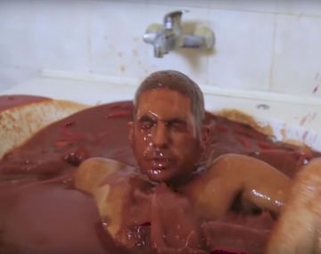 VIDEO: ¿Qué pasa si te bañás en salsa picante?