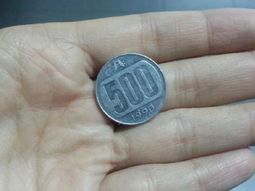a falta de 25 centavos, un chofer le dio una moneda de 500 australes a falta de 25 centavos, un chofer le dio una moneda de 500 australes