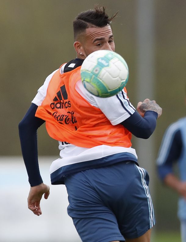 El zaguero sufrió la rudeza del delantero uruguayo