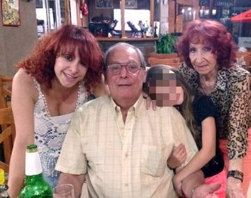 Vicente Gramuglia, de 67 años, con su hija, Greta, su mujer, Gladys, y una nieta
