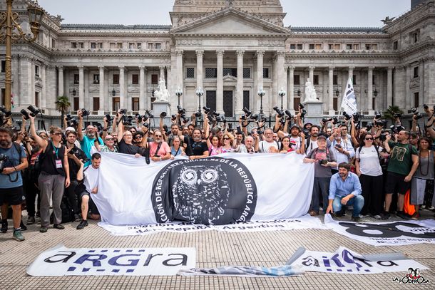 Camarazo frente al Congreso en repudio a la represión a periodistas
