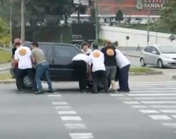 La venganza de un grupo de peatones contra un automovilista