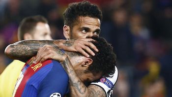 el llanto desconsolado de neymar y el abrazo paternal de dani alves el llanto desconsolado de neymar y el abrazo paternal de dani alves