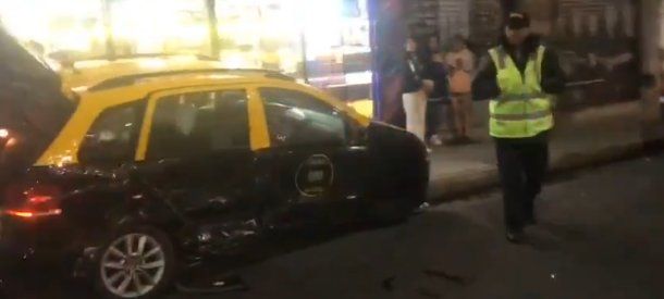 El taxi terminó en la vereda y las dos pasajeras fueron trasladadas a un hospital.