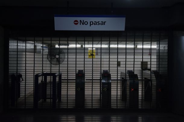 Uno de los accesos a la línea C de subtes permanece cerrado por el paro