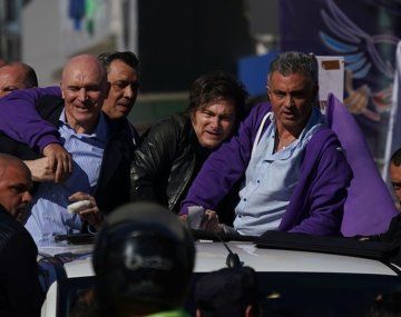 Milei debió ser evacuado en Lomas de Zamora: fue atacado con piedras y botellas