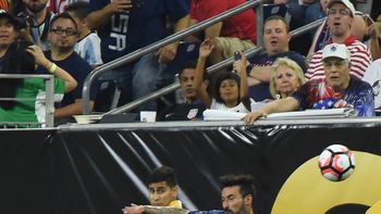 el insolito golpe que sufrio ezequiel lavezzi cuando intento parar una pelota el insolito golpe que sufrio ezequiel lavezzi cuando intento parar una pelota