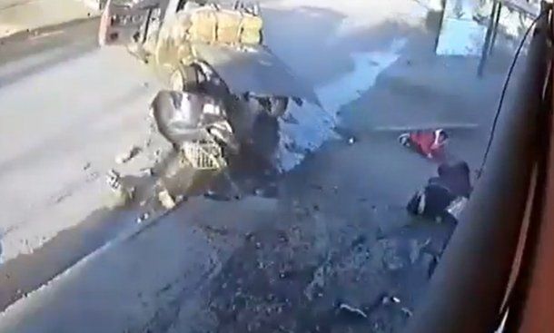 Un camión de chatarra atropelló a dos mujeres y una nena en González Catán: se salvaron de milagro