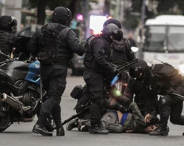 VIDEO: Valiente policía le pegó a un hombre esposado pero no escapó de su karma