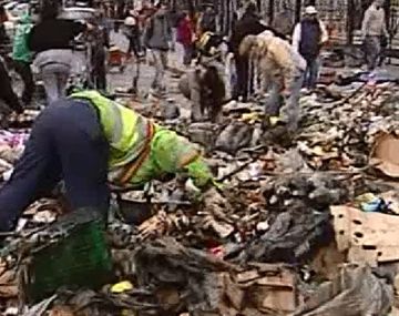 Cartoneros llevan comida de camión quemado