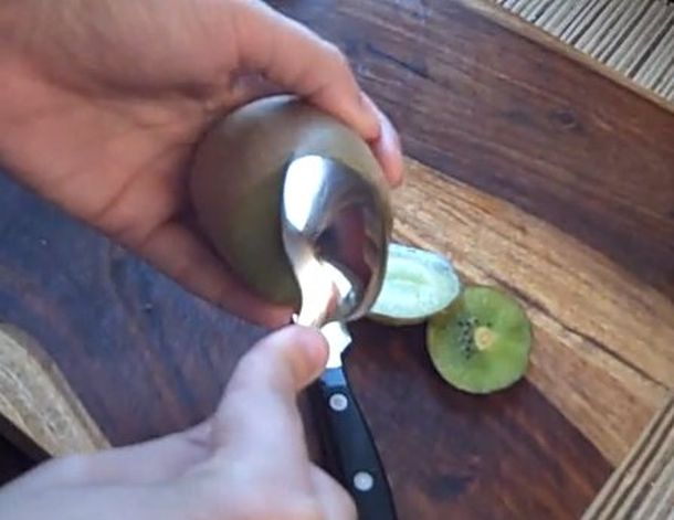 ¿Cómo pelar un kiwi en unos pocos segundos?