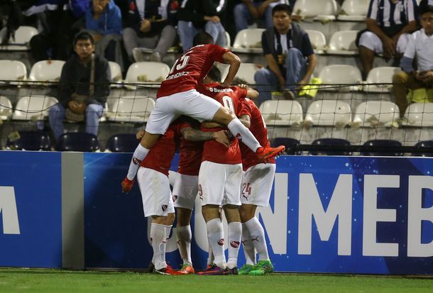 Independiente festeja el gol de Rigoni