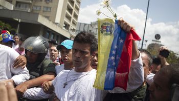el lider opositor venezolano leopoldo lopez se entrego en las calles de caracas el lider opositor venezolano leopoldo lopez se entrego en las calles de caracas