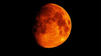 mira la nueva luna roja