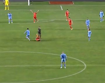 El árbitro de Bolívar vs Inter empujó a un jugador y generó una chance