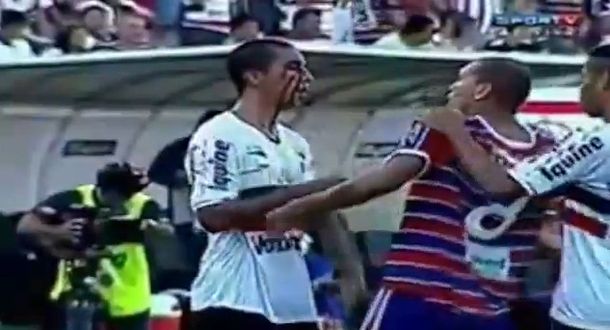 Le pegaron y, en venganza, manchó con sangre a su rival