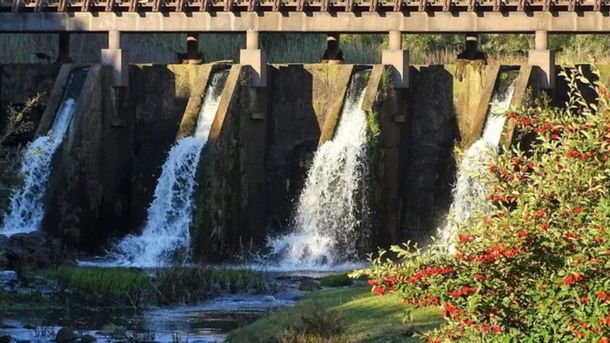 Villa Serrana tiene menos de 100 habitantes. Villa Serrana tiene menos de 100 habitantes.