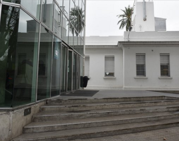 Disfrazados de policías violaron a una alumna