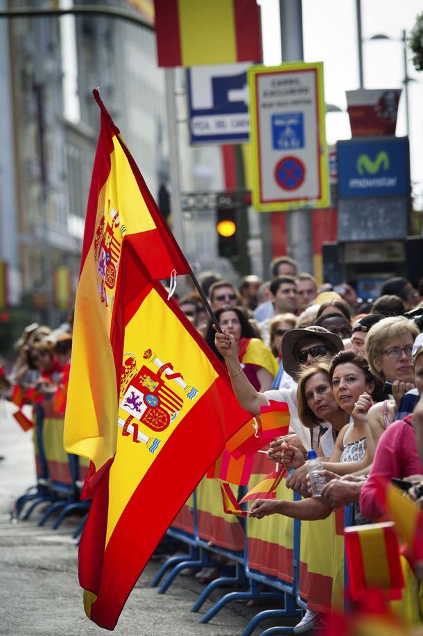 Fervor popular en las calles de Madrid al paso del rey Felipe VI