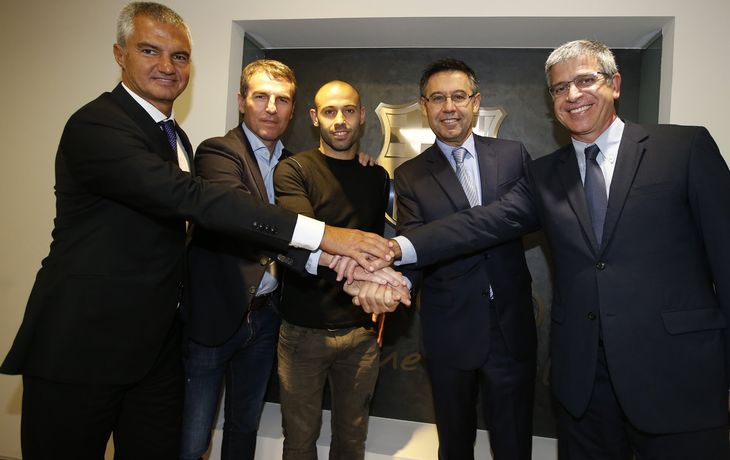 Javier Macherano firmó su renovación con el Barcelona hasta junio  de 2019.