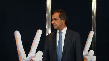 scioli se prueba el traje de presidente en su viaje a cuba scioli se prueba el traje de presidente en su viaje a cuba