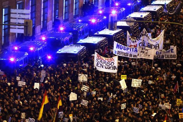 Miles de personas protestan en España contra los recortes
