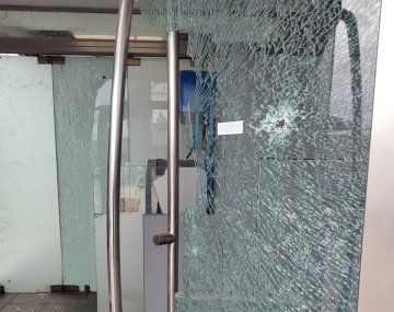 Rosario: balearon un banco y dejaron un mensaje narco
