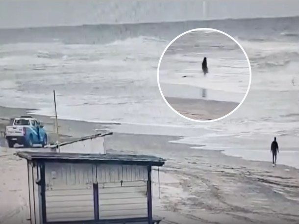 Villa Gesell: un ladrón quiso escapar de la Policía metiéndose al mar pero fue capturado