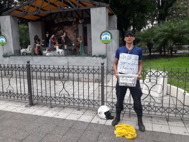 Tucumán: policía se encadenó frente a la Casa de Gobierno y se puso a vender pastafrolas