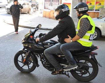 Chaleco y patente en el casco, obligatorios