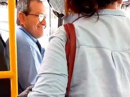 Un colectivero de la línea 152 canta las paradas y se volvió viral