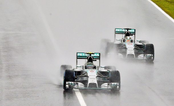 Hamilton se quedó con un GP de Japón bajo la lluvia y estiró su ventaja como líder