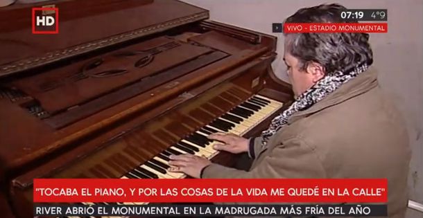 El pianista que durmió en el Monumental: Tocaba  y por cosas de la vida me quedé en la calle