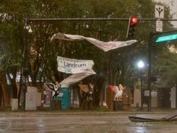 El huracán Isaías tocó tierra en Estados Unidos y causó destrozos El huracán Isaías tocó tierra en Estados Unidos y causó destrozos