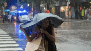 se acerca una fuerte tormenta de viento y lluvia a la ciudad se acerca una fuerte tormenta de viento y lluvia a la ciudad