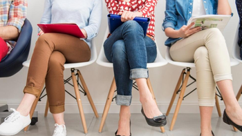 Qué significa mover la pierna sin parar mientras estás sentado, según la psicología