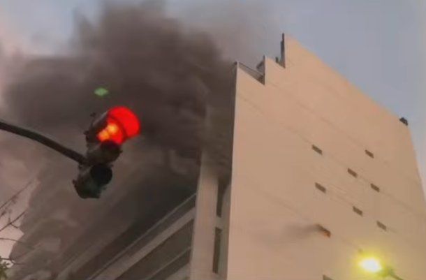 Voraz incendio en un edificio de Belgrano dejó al menos dos personas atrapadas