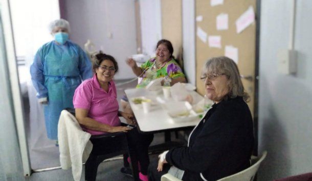 Adela junto a un grupo de pacientes que espera por recibir el alta. Foto: gentileza Adela Sandoval