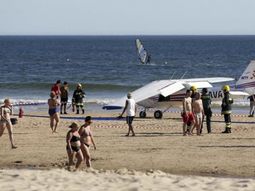Una avioneta aterrizó de emergencia en una playa y mató a dos personas